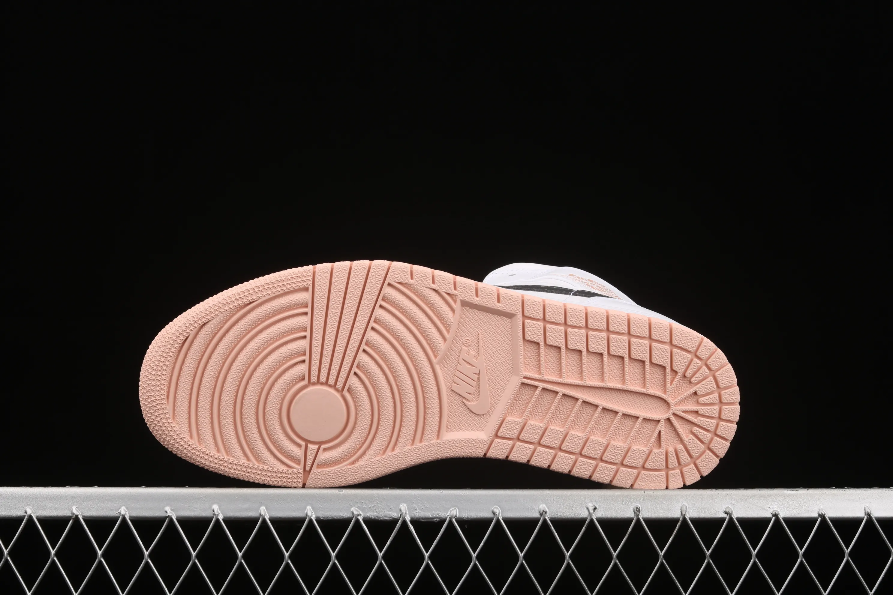 All categories Air Jordan Jordan series basketball shoes Air Jordan 1 Mid Air Jordan 1 Mid AJ1 Joe 1 white and black cherry blossom powder Zhongbang basketball shoes 554725-180